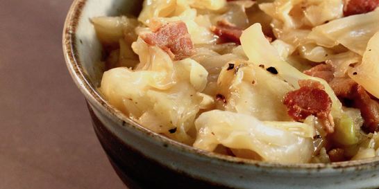 Тушеная капуста с колбасой в скороварке