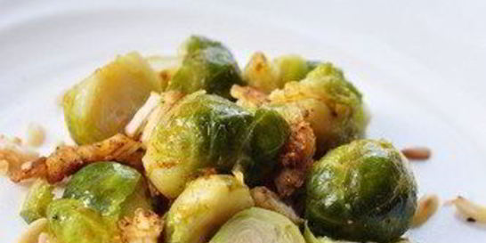 Запеченная брюссельская капуста в коричневом масле с фундком