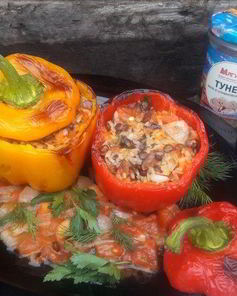 Запеченные перцы с тунцом, рисом и чечевицей