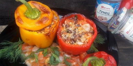 Запеченные перцы с тунцом, рисом и чечевицей