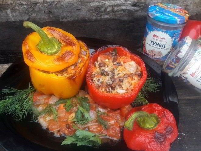 Рецепт запеченных перцев с тунцом, рисом и чечевицей