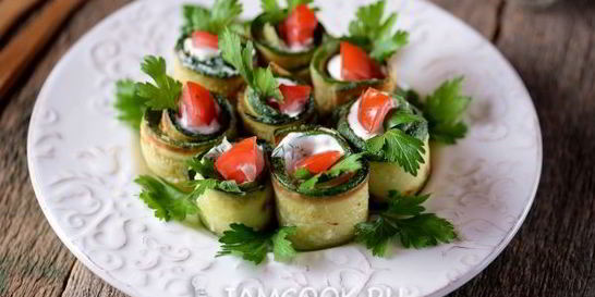 Жареные кабачки с помидорами и чесноком