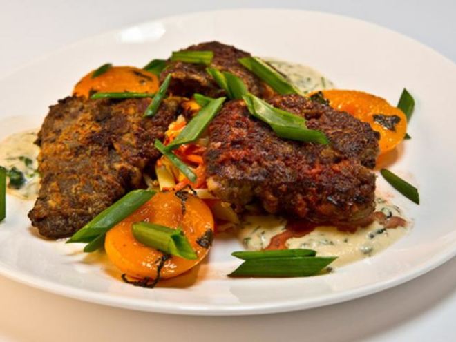 Рецепт хрустящей говяжьей печени с пряными персиками