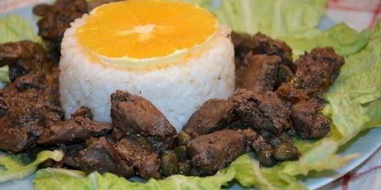 Куриная печень с каперсами и рисом