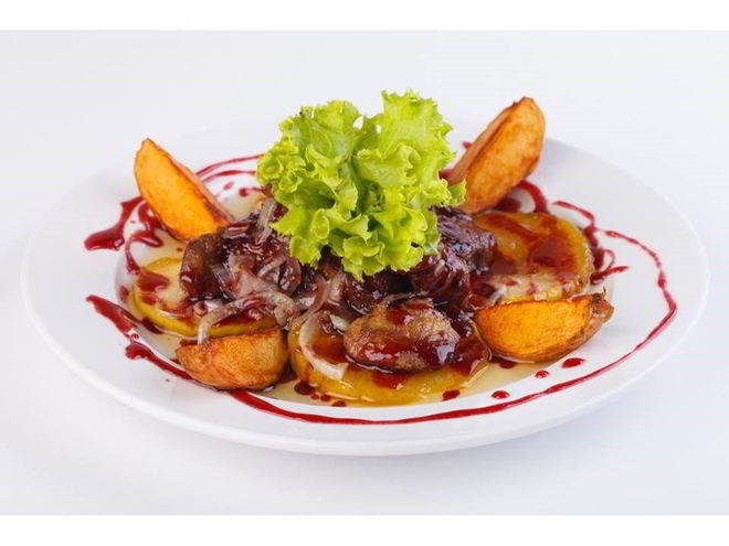 Рецепт куриной печени с яблоками в соусе из портвейна и брусники