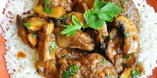 Куриная печенка с грибами и белым вином