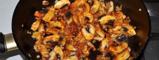 куриная печенка с грибами и белым вином. Шаг 4