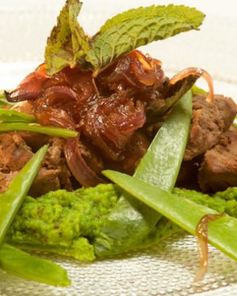 Куриная печенка с медовым луком и пюре из зеленого горошка