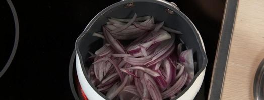 куриная печенка с медовым луком и пюре из зеленого горошка. Шаг 3