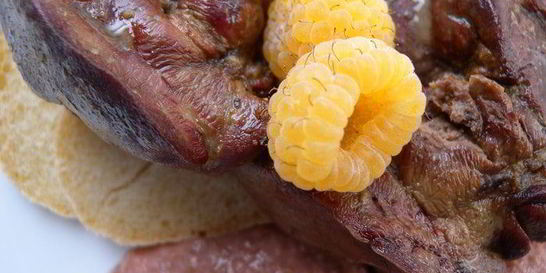 Печень-гриль с инжирно-малиновым соусом