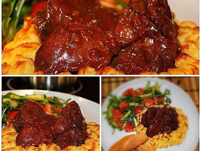 Рецепт печени индейки в сливочно-медовом соусе в корзинке из пюре