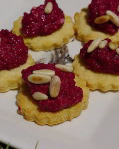 Печенье из пармезана со свекольным песто