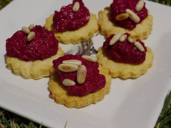 Рецепт печенья из пармезана со свекольным песто