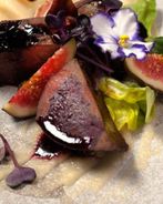 Телячья печень на пюре из яблок с ягодным соусом