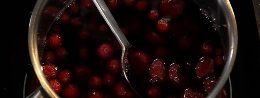 телячья печень на пюре из яблок с ягодным соусом. Шаг 3