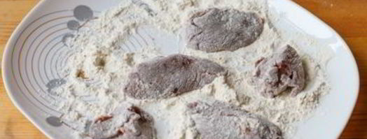 жареная куриная печень с фисташками и рукколой. Шаг 7