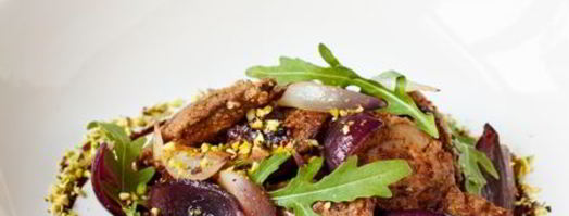 жареная куриная печень с фисташками и рукколой. Шаг 14