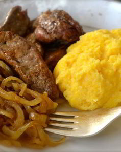 Жареная печень с карамелизированным луком и полентой