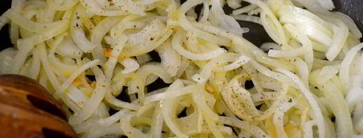 жареная печень с карамелизированным луком и полентой. Шаг 3