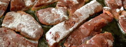 жареная печень с карамелизированным луком и полентой. Шаг 12