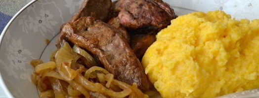 жареная печень с карамелизированным луком и полентой. Шаг 13