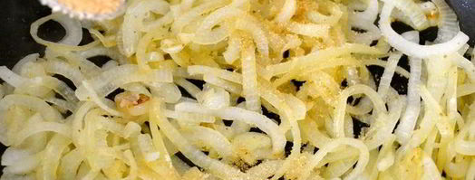 жареная печень с карамелизированным луком и полентой. Шаг 4