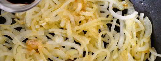 жареная печень с карамелизированным луком и полентой. Шаг 5