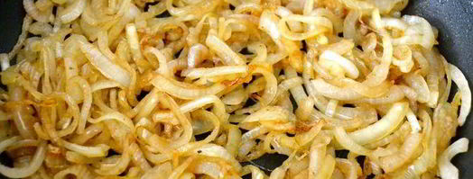 жареная печень с карамелизированным луком и полентой. Шаг 6