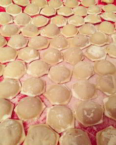 Пельмени с луком и чесноком