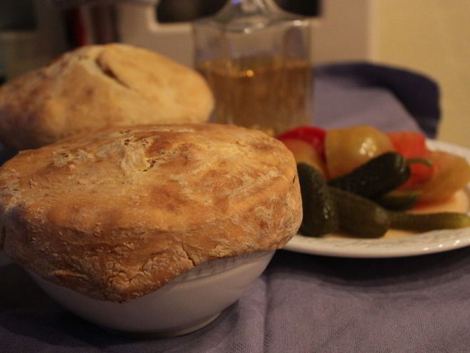 Рецепт пельменей в соусе из белых грибов под хлебной шапкой