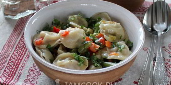 Тушеные пельмени на сковороде