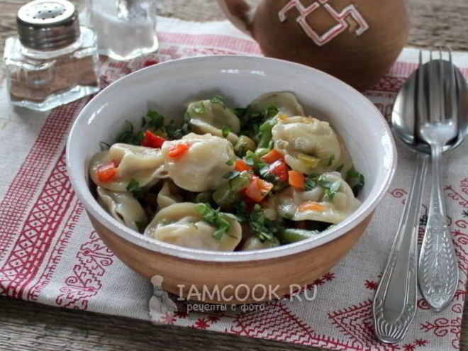 Рецепт тушеных пельменей на сковороде