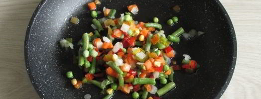 тушеные пельмени на сковороде. Шаг 5