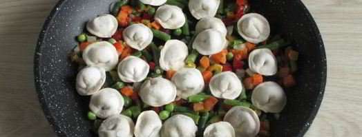 тушеные пельмени на сковороде. Шаг 6