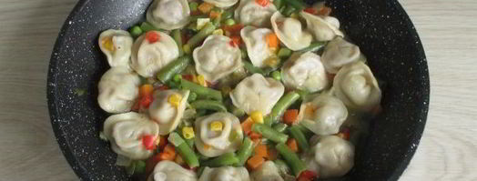 тушеные пельмени на сковороде. Шаг 8