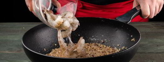 плов из красного и бурого риса с креветками. Шаг 8