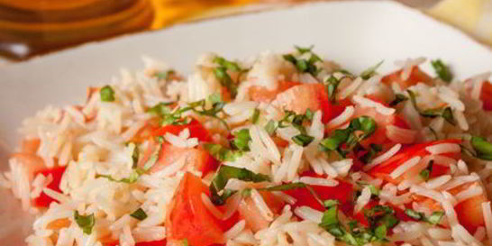 Рисовый пилав с помидорами и базиликом