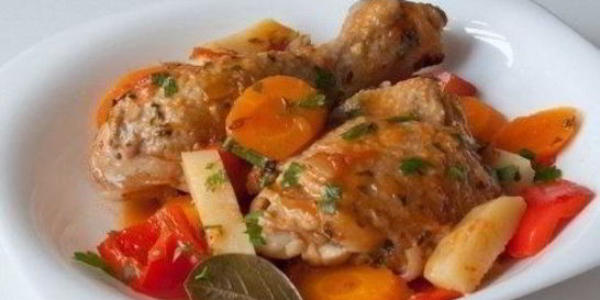 Фрикасе по-креольски из курицы в томатном соусе