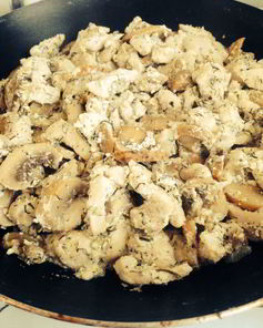 Куриное фрикасе с шампиньонами в сливочном соусе