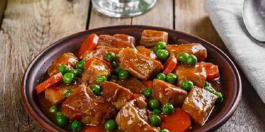 Мясное рагу с зеленым горошком