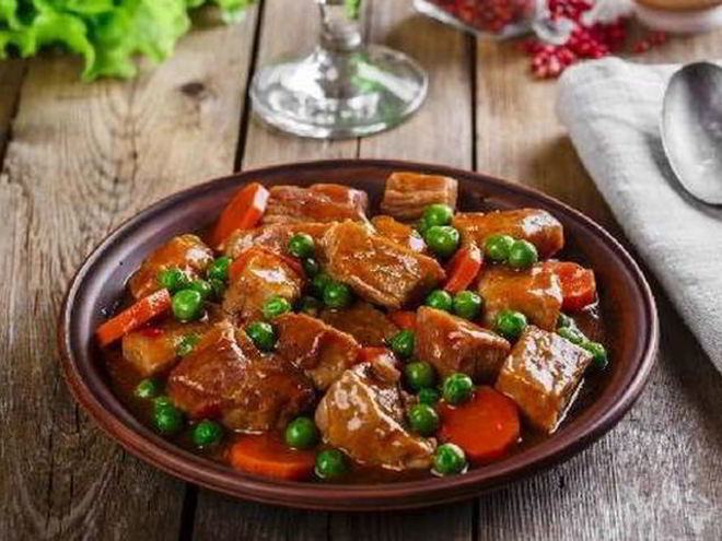 Рецепт мясного рагу с зеленым горошком