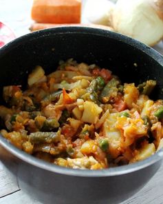 Овощное рагу в кастрюле с капустой и картошкой