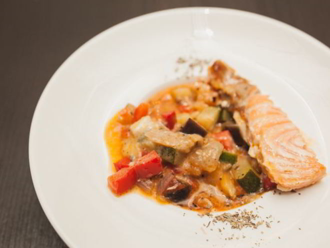 Рецепт яркого рататуя с семгой