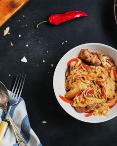 Рисовая лапша с уткой и перцем