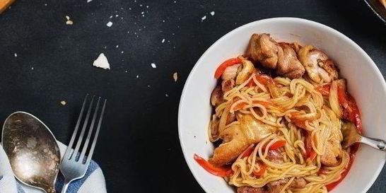 Рисовая лапша с уткой и перцем