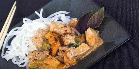 Рисовая лапша со свининой и карри