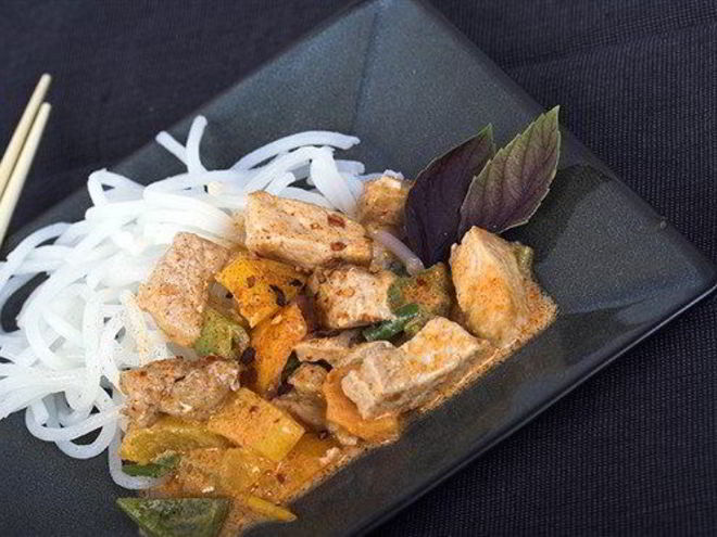 Рецепт рисовой лапши со свининой и карри