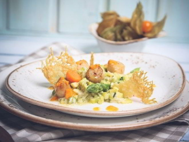 Рецепт морского гребешка с овощным ризотто и пармезаном