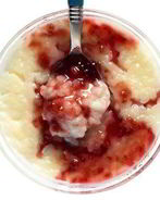 Ризотто с кокосовым молоко, печеными сливами и красной смородиной