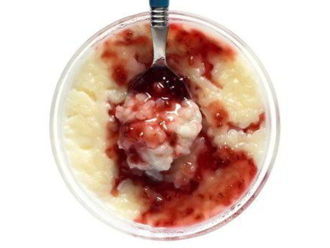 Рецепт ризотто с кокосовым молоко, печеными сливами и красной смородиной